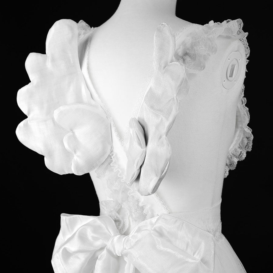 NEQ HEART WING APRON (WHITE)