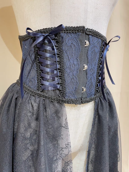 分层蕾丝尾巴非常短的紧身胸衣(黑色X海军)