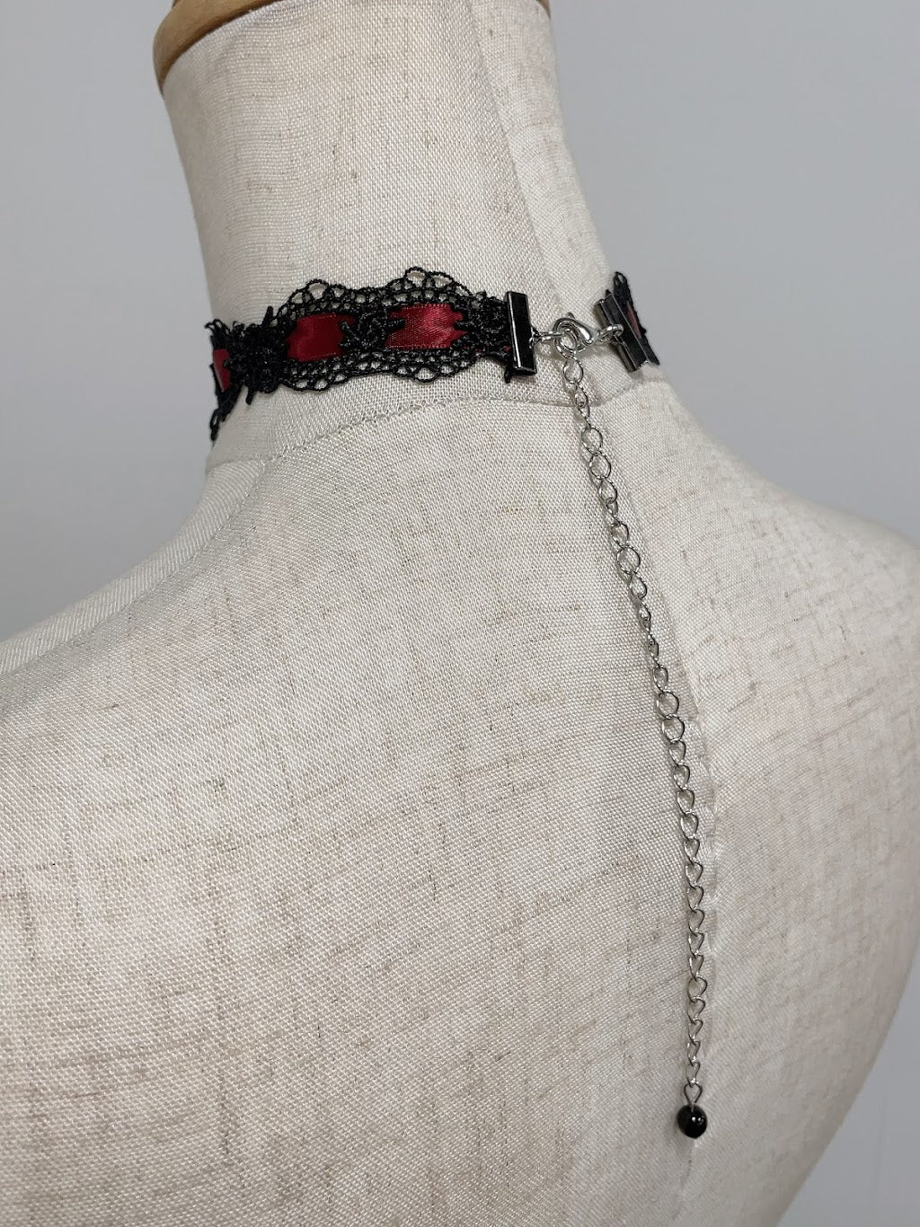 RIBBON CROSS CHOKER (BLACK × RED)