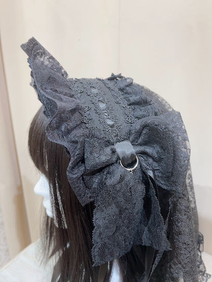 带有交叉魅力(黑色)的面纱迷你引擎盖