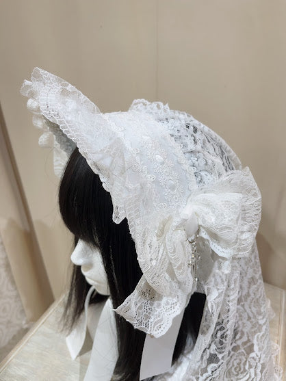带有交叉魅力的面纱迷你帽子(白色)