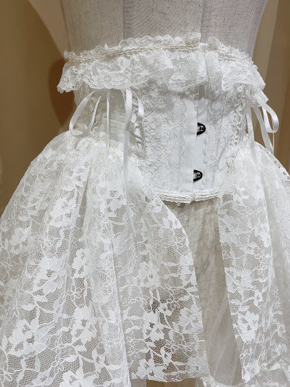 侧长蕾丝尾巴非常短的紧身胸衣(白色)